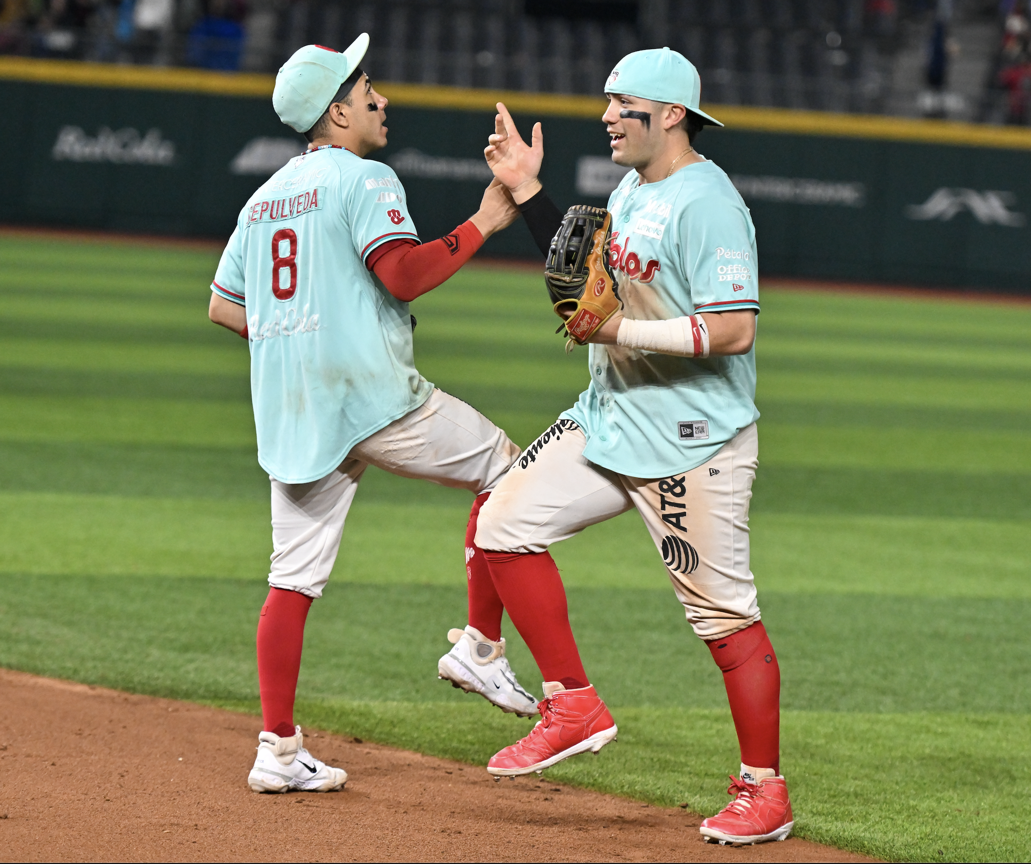 CON EXPLOSIVA NOCHE A LA OFENSIVA, DIABLOS GANA EL PRIMERO DE LA SERIE A CONSPIRADORES