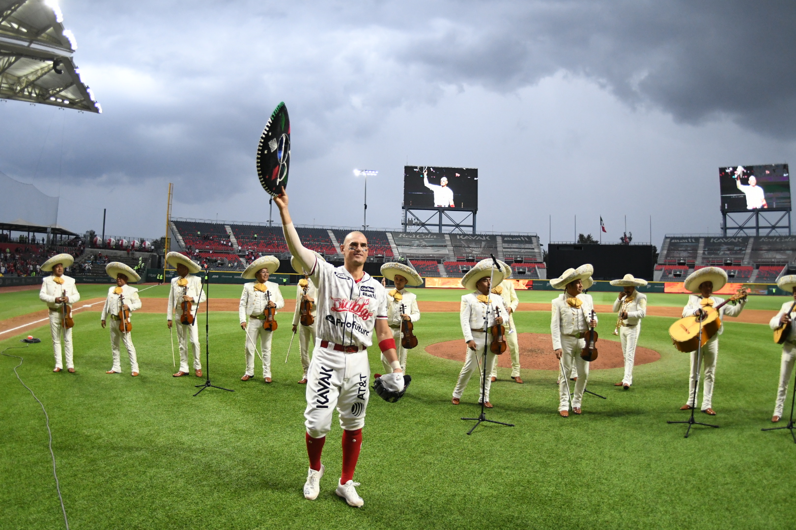 Diablos Rojos cierra temporada con su triunfo 50, en día de homenaje a Jorge Cantú