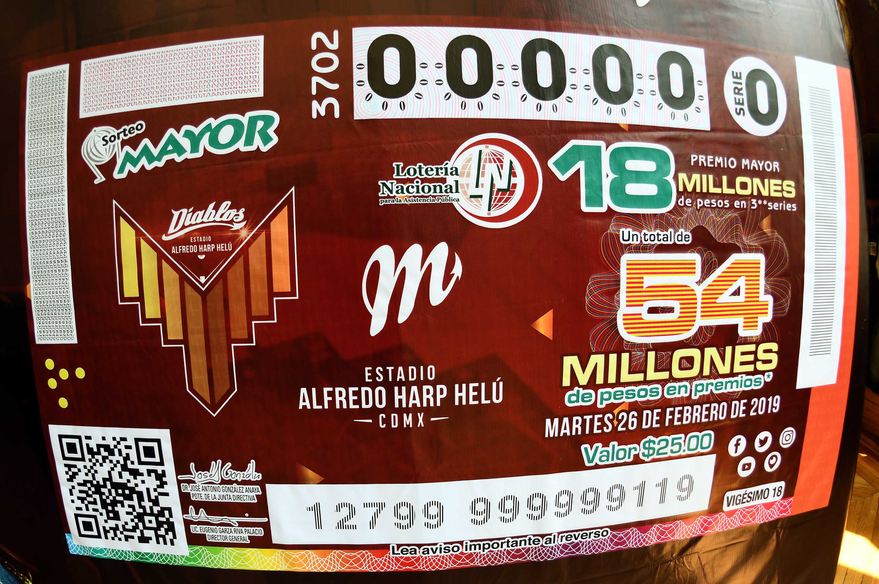 SE PRESENTÓ EL BILLETE DE LOTERÍA CONMEMORATIVO AL ESTADIO “ALFREDO HARP HELÚ”
