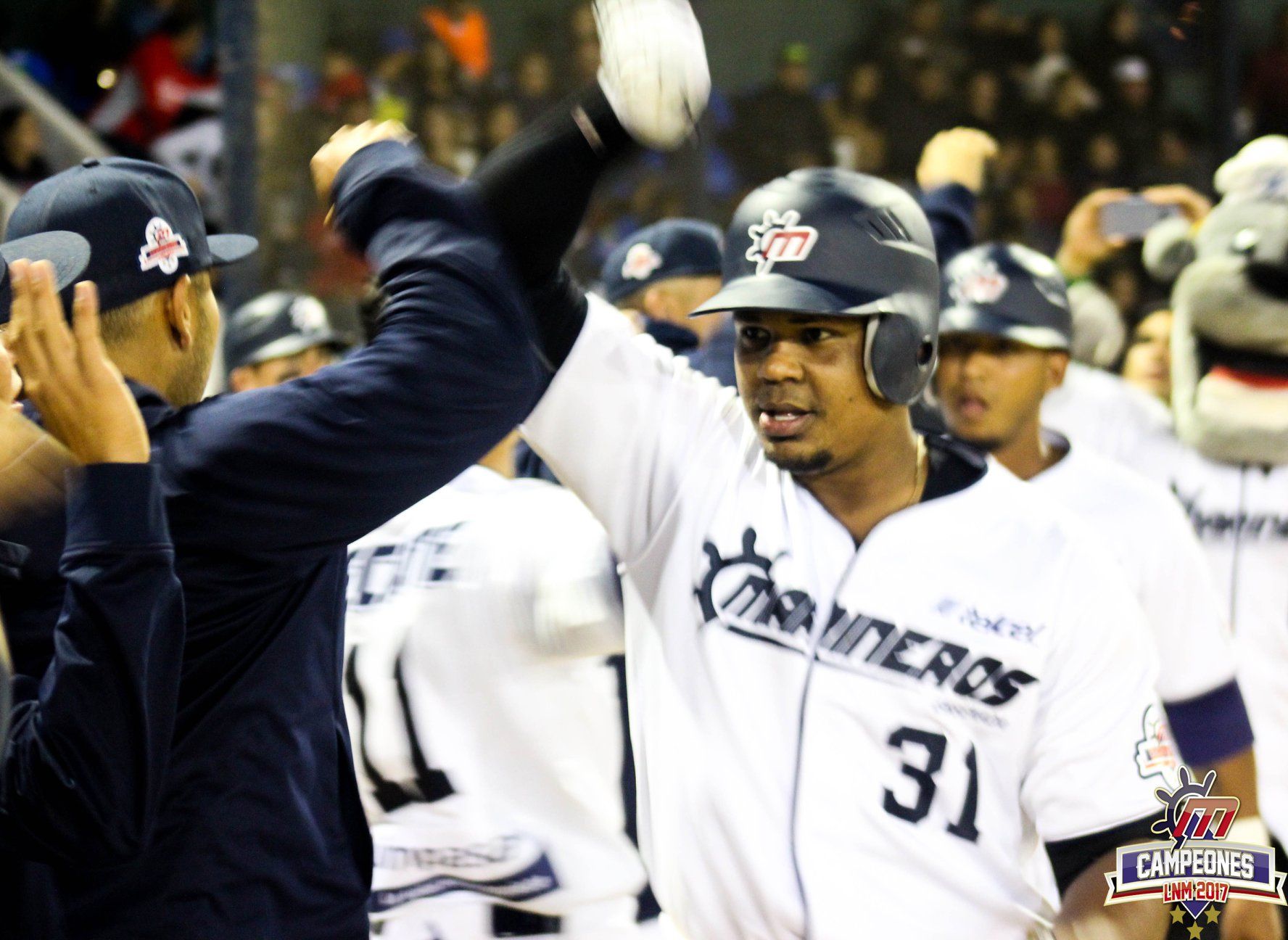 BARRE MARINEROS A TIBURONES EN SERIE INAUGURAL
