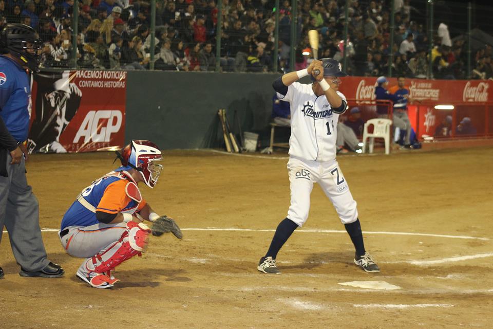 TRIUNFO INAUGURAL DE LOS CAMPEONES MARINEROS 