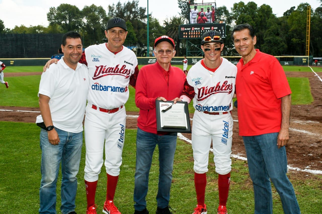 CARLOS FIGUEROA RECIBIÓ RECONOCIMIENTO POR PARTE DE LA DIRECTIVA DEL MÉXICO 