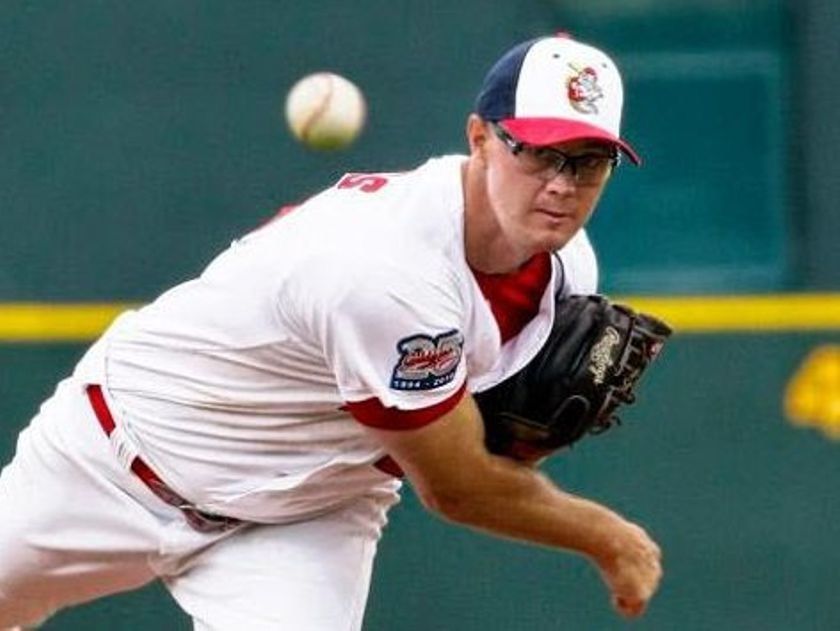 EL LANZADOR RYAN FLORES SE VISTE DE ROJO