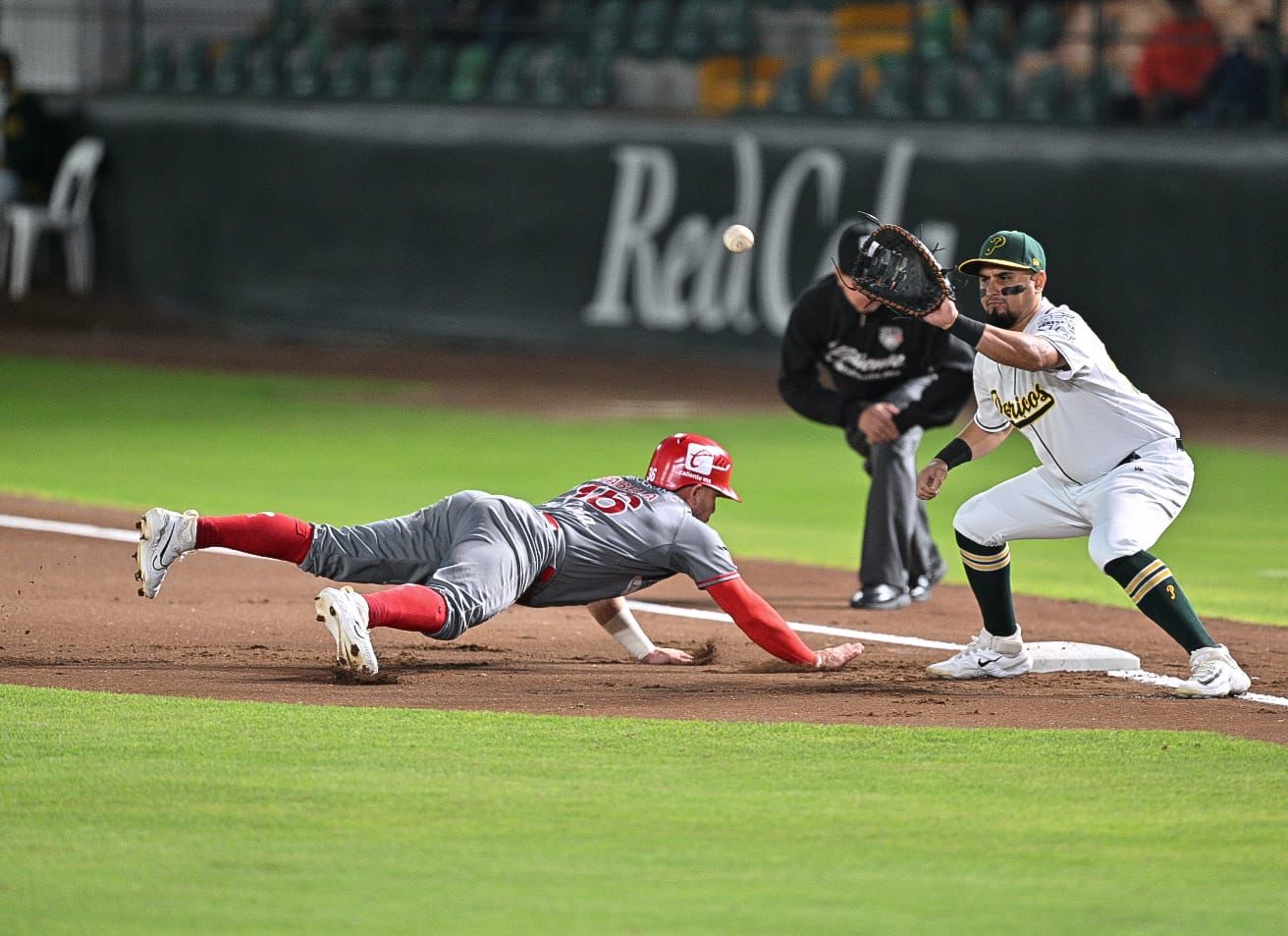 Pericos se lleva el Juego 4 y toma ventaja de 3-1
