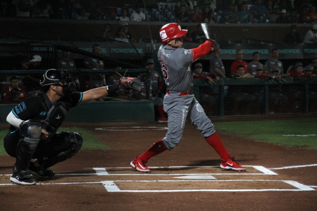 SARAPEROS GANA DUELAZO DE PITCHEO AL ABRIR SERIE