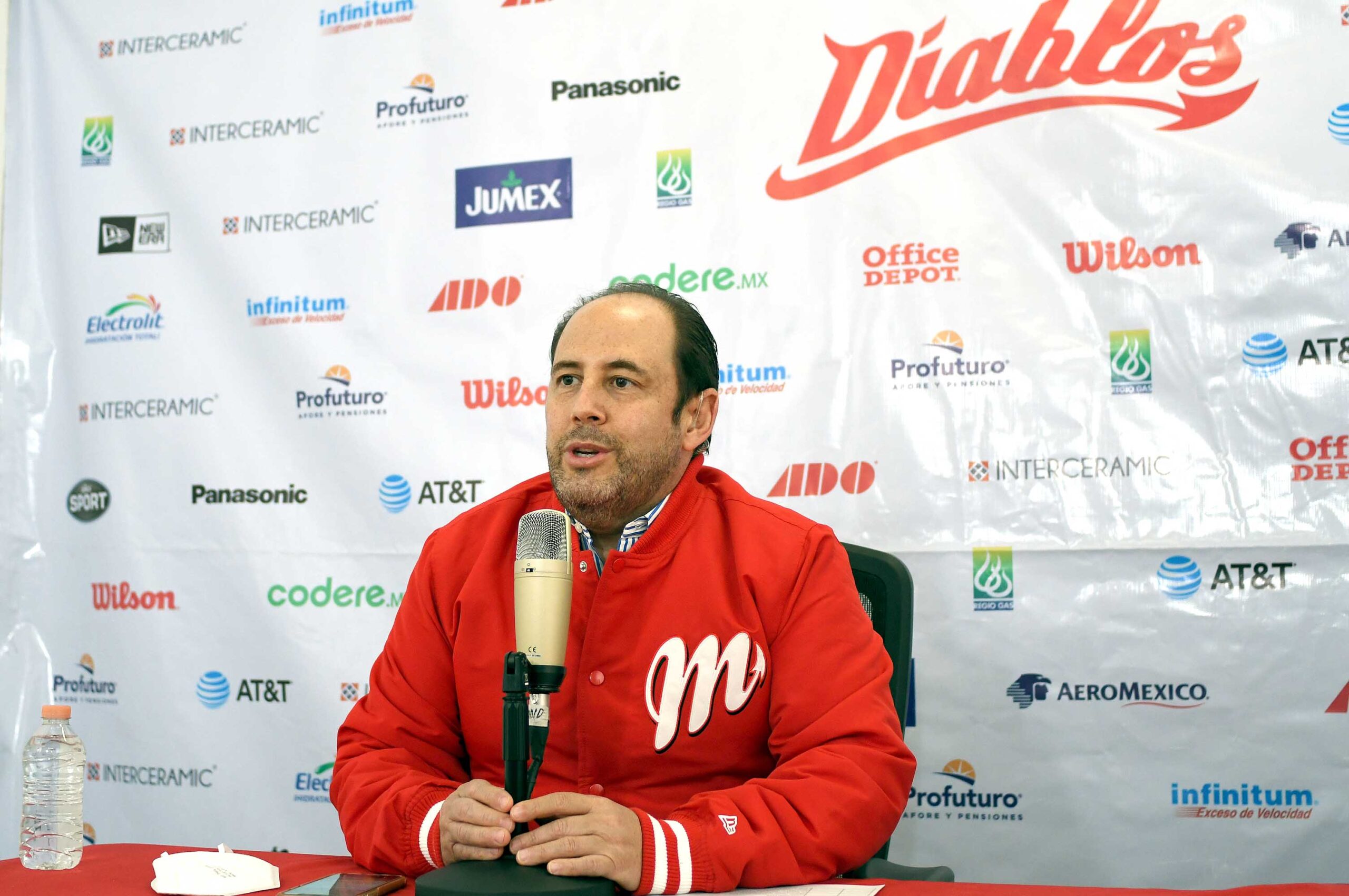 Julián León estará detrás del plato con Diablos en 2021