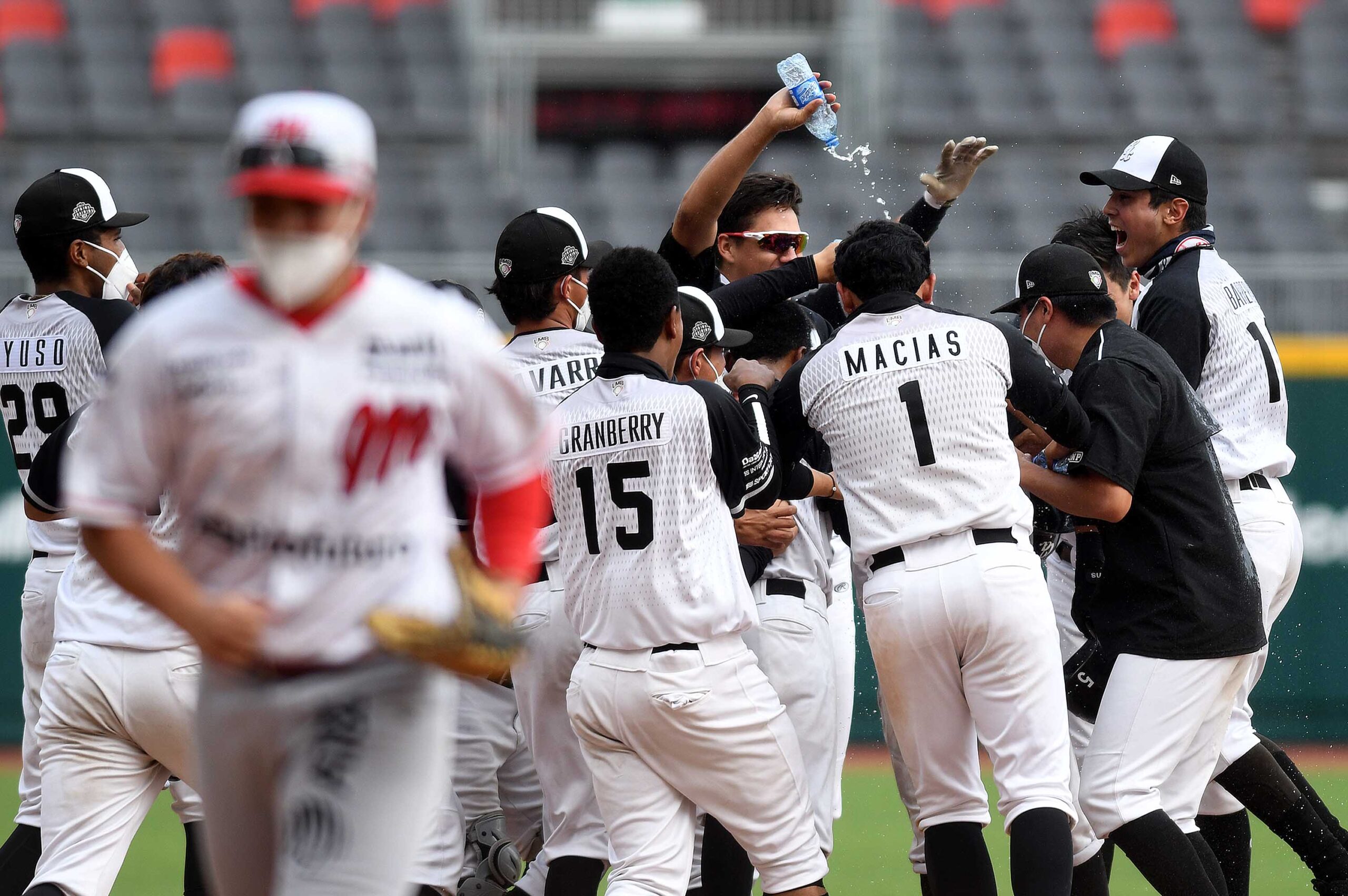 NELSON BARRERA DEJÓ EN EL TERRENO   A DANIEL FERNANDEZ