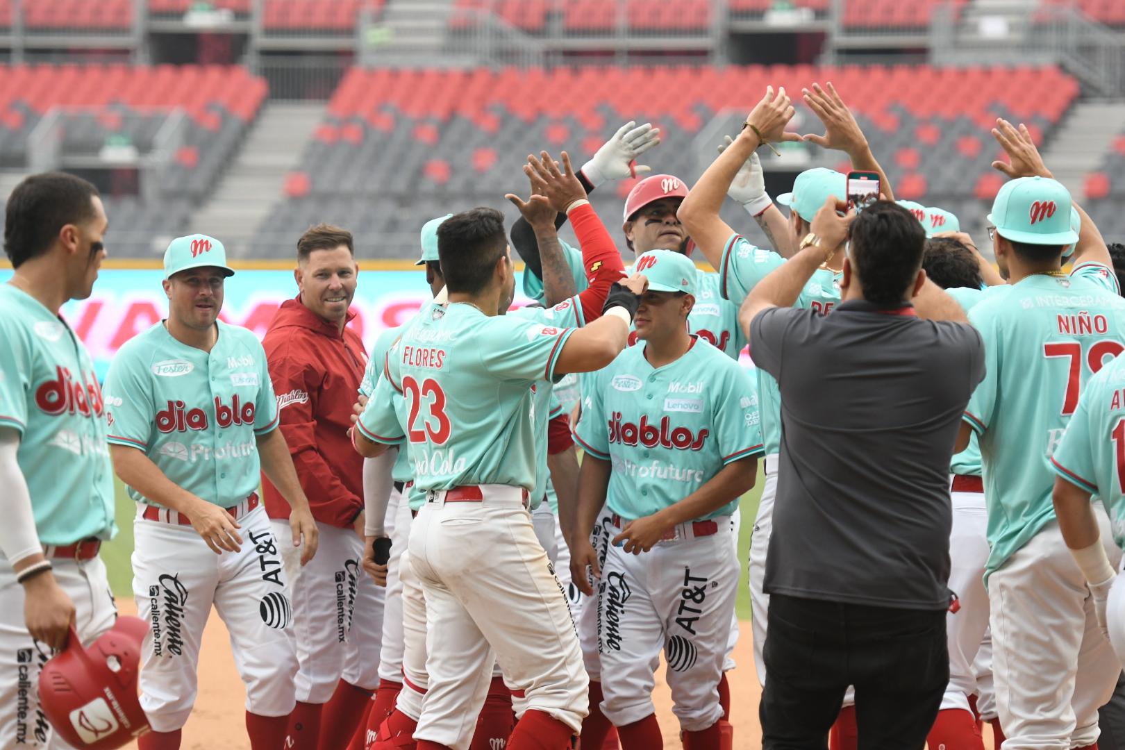 DIABLOS DEJA EN EL TERRENO A LOS GENERALES