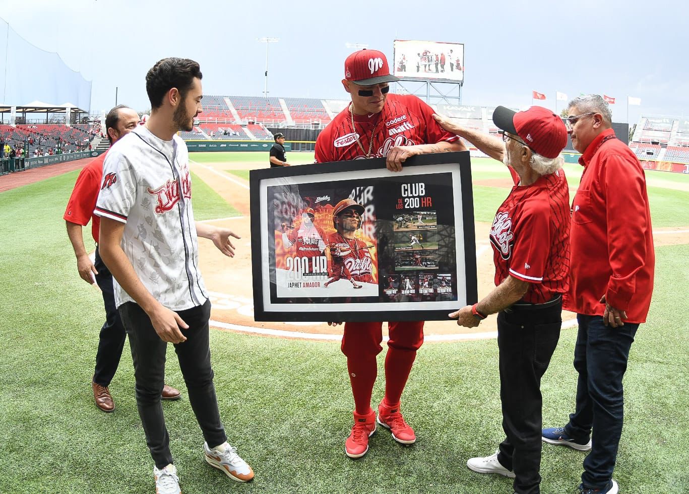 JAPHET AMADOR LLEGA A 200 HRS CON LOS DIABLOS