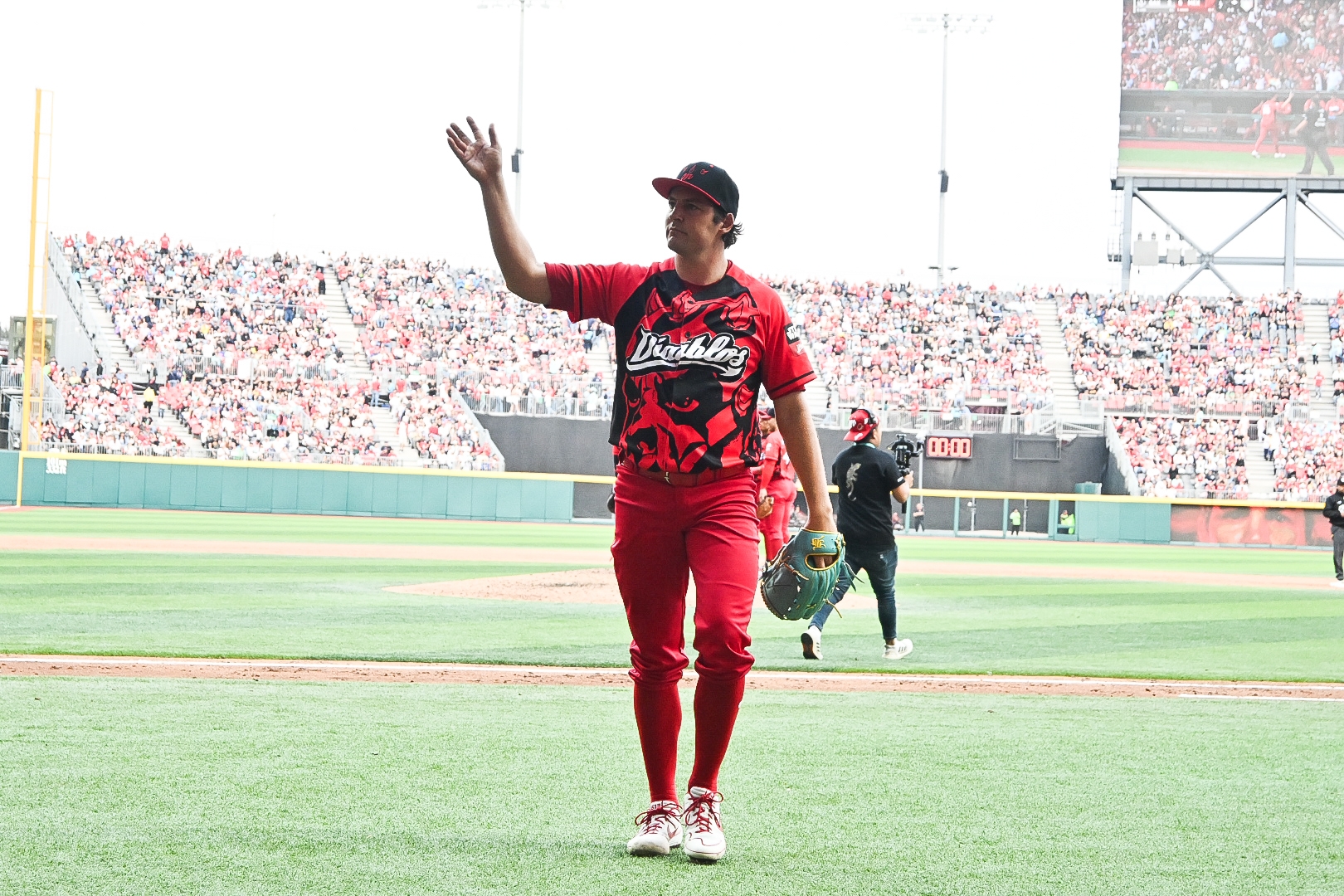 TREVOR BAUER SEGUIRÁ CON EL EQUIPO UN MES MÁS