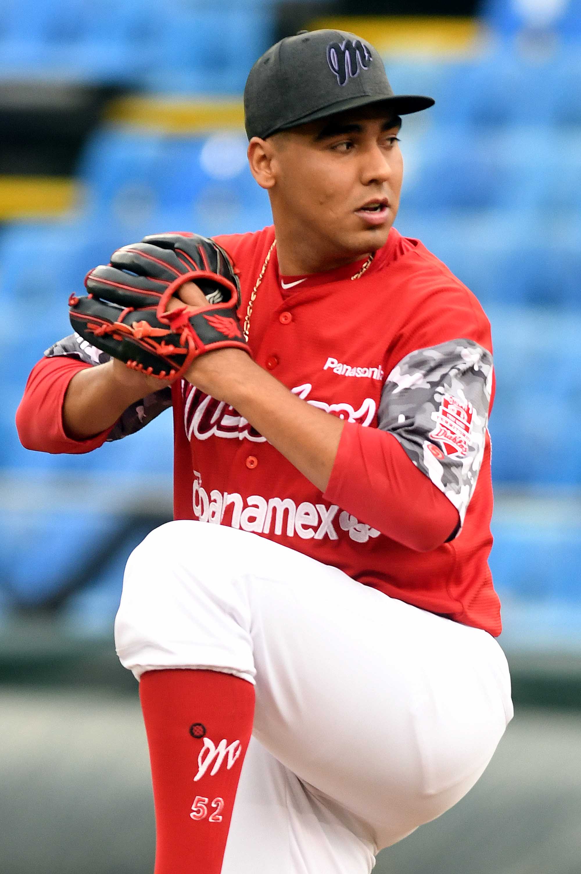 CARLOS ANTONIO DE LEÓN SE UNE A LA PRETEMPORADA ESCARLATA