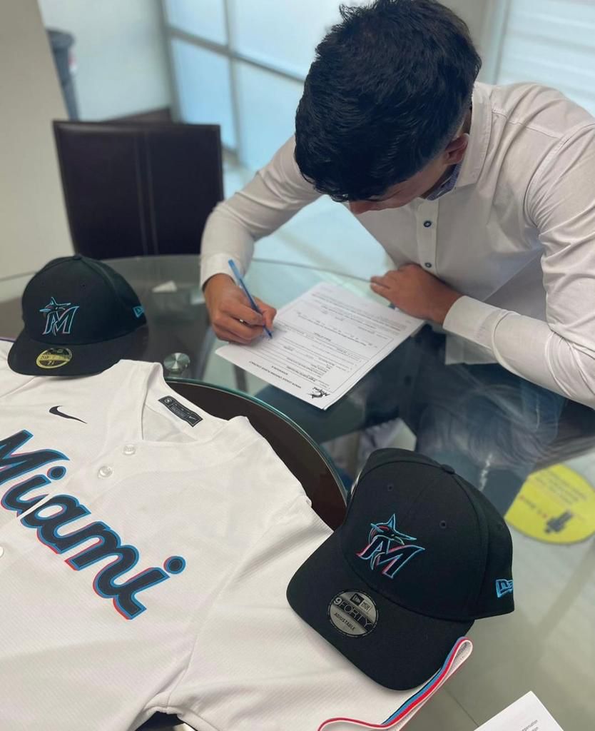 ÁNGEL HERNÁNDEZ FIRMA CON LOS MIAMI MARLINS