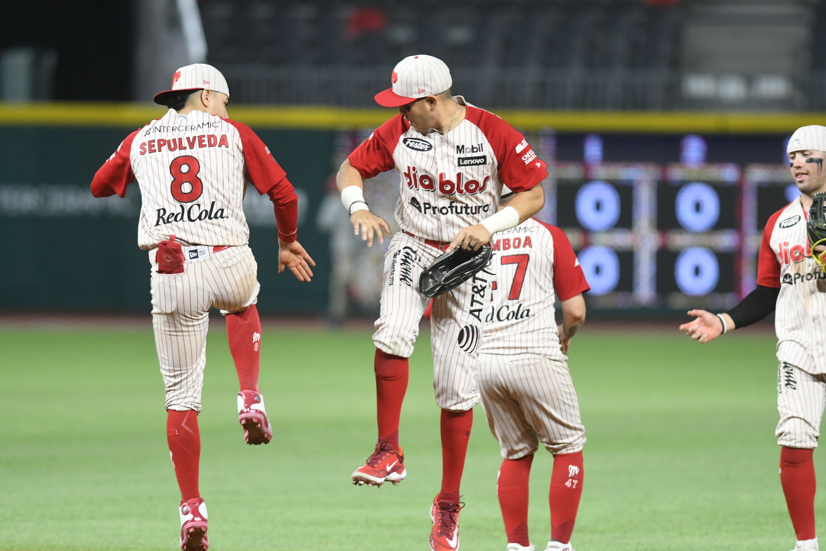 DIABLOS EMPAREJA LA SERIE CON UNA NOCHE DE GRAN PITCHEO Y BATEO