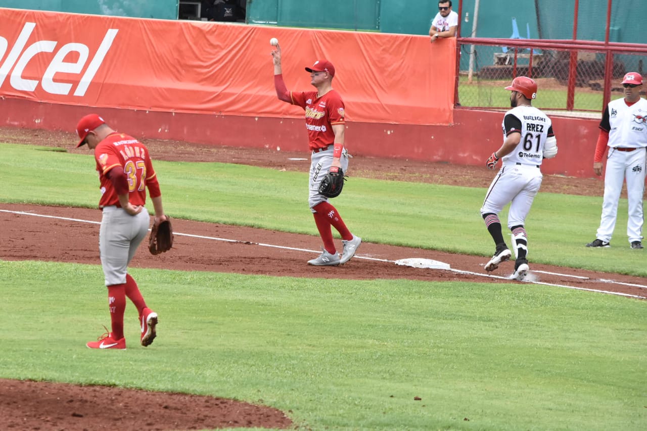 INIICIÓ PASADA POR AGUA LA SERIE DIABLOS ROJOS VS PIRATAS EN CAMPECHE