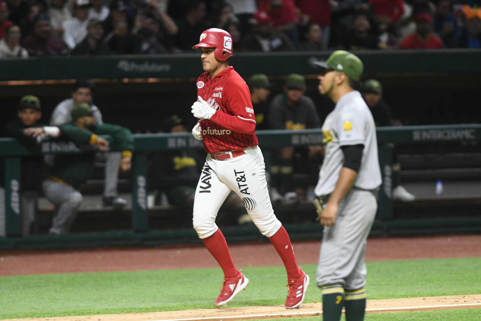 DIABLOS ROJOS APALEA 19-0 A LOS PERICOS AL VOLVER A CASA
