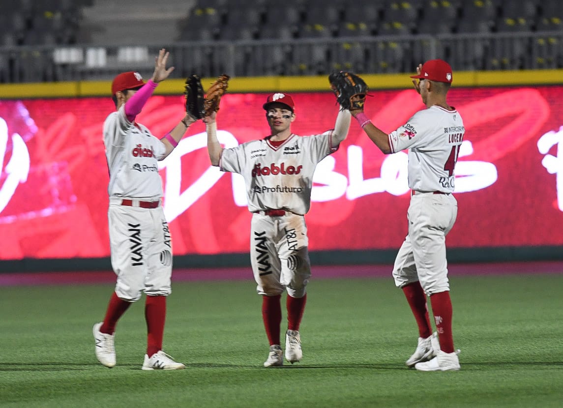 Diablos Rojos explotó a la ofensiva y se impuso al combinado Águila-Leones 21-4 en el arranque de la LIM 2021.