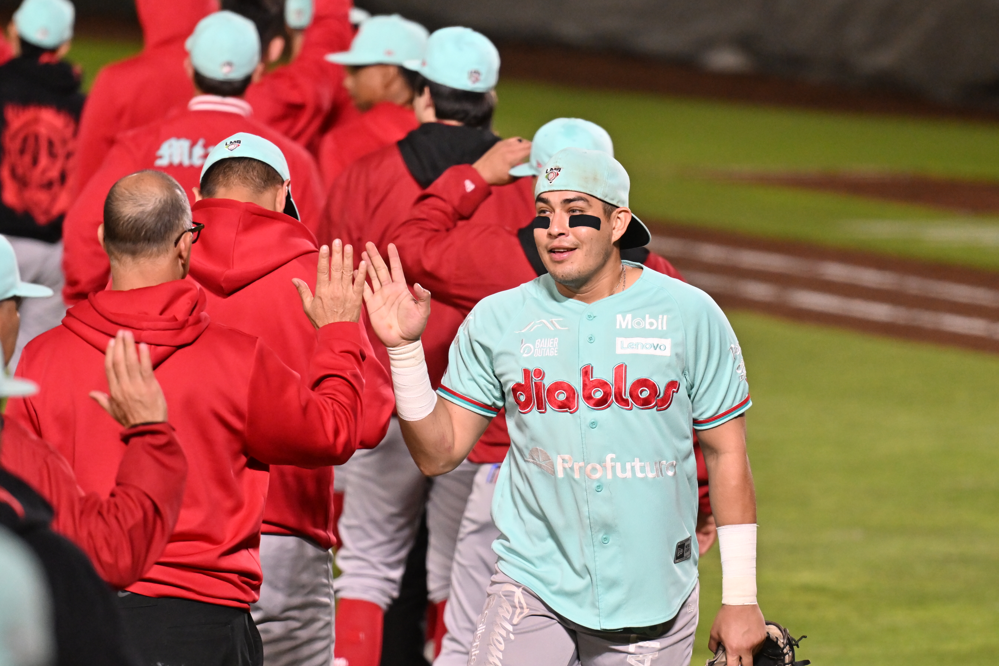 DIABLOS Y PERICOS DIVIDEN TRIUNFOS; LOS ROJOS GANAN LA SERIE