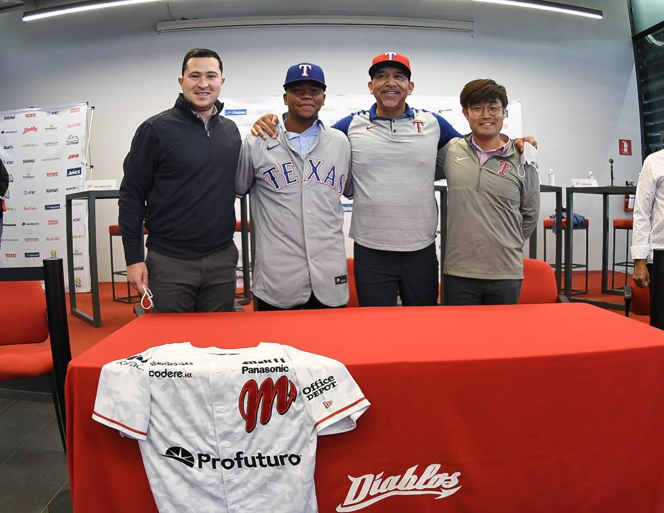 JORDY ARIAS FIRMA CON LOS TEXAS RANGERS