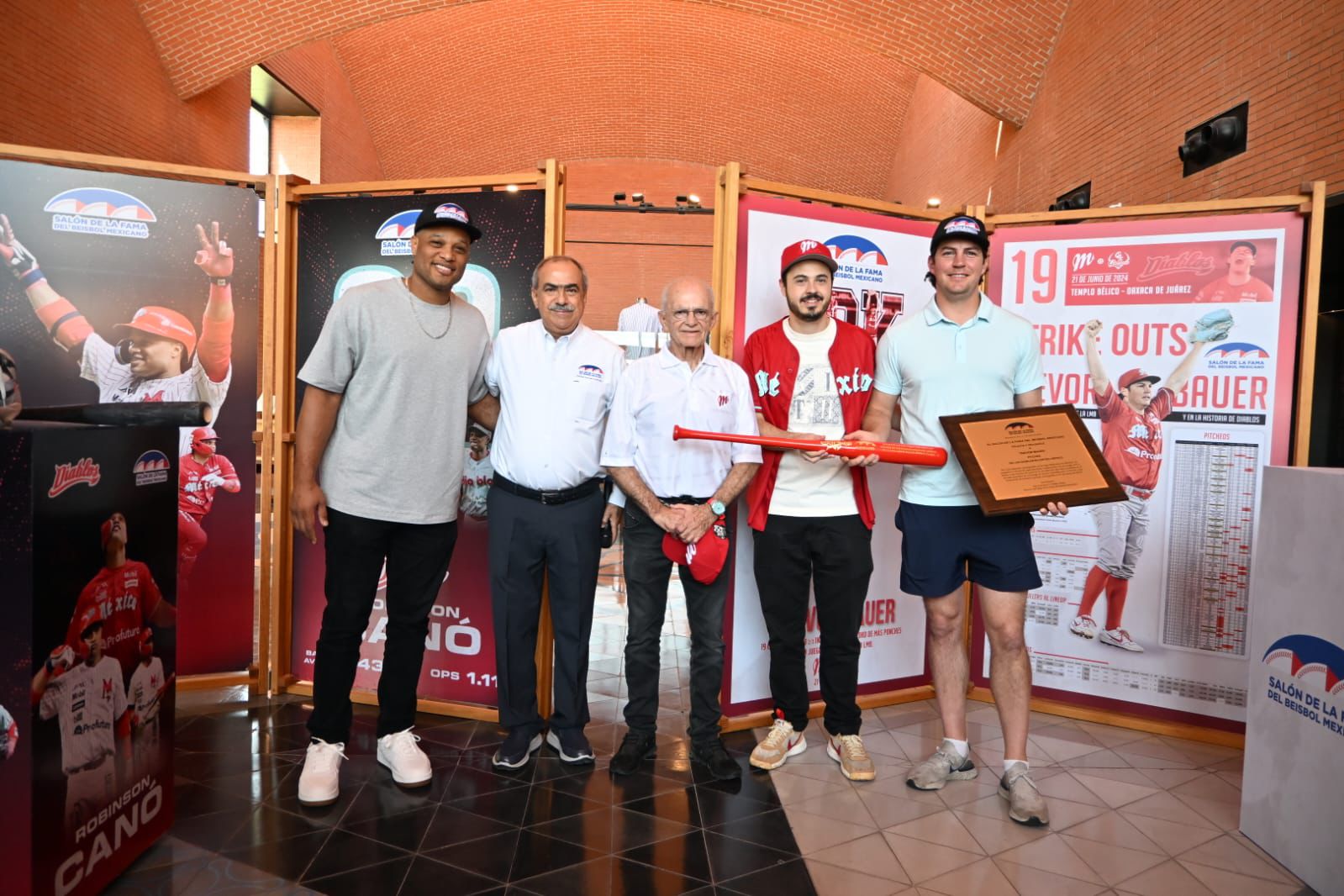 Trevor Bauer y Robinson Canó reciben reconocimiento del Salón de la Fama