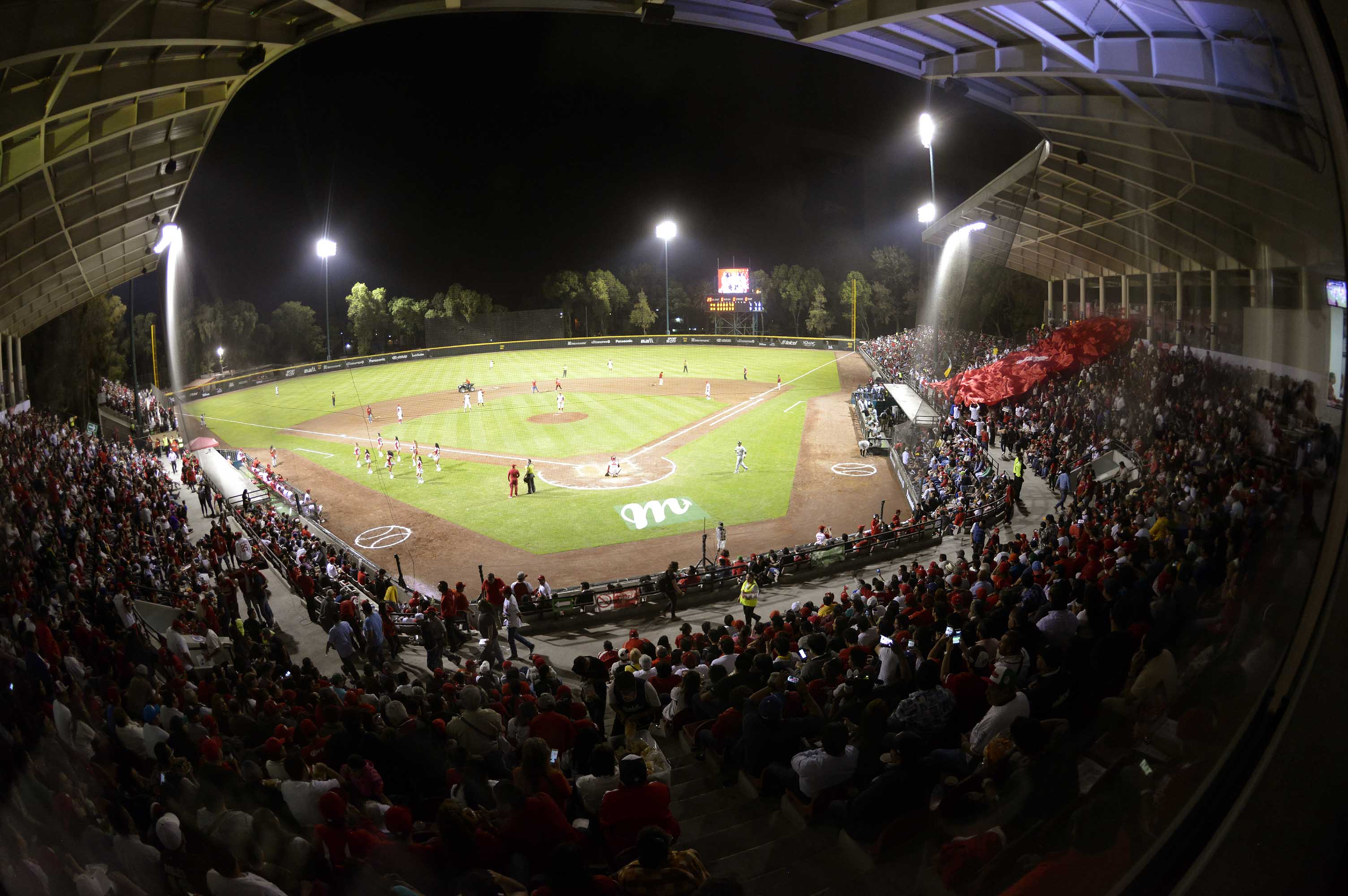ANTE GRAN ENTRADA, PERICOS SE LLEVÓ EL JUEGO INAUGURAL 