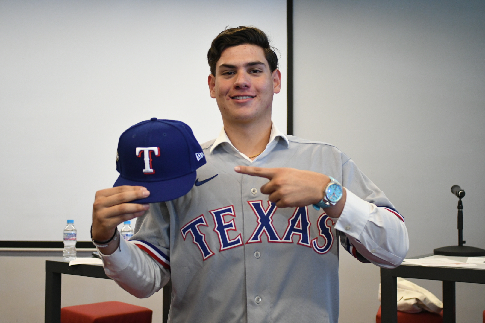 ÁNGEL ARREDONDO FIRMA CON LOS TEXAS RANGERS