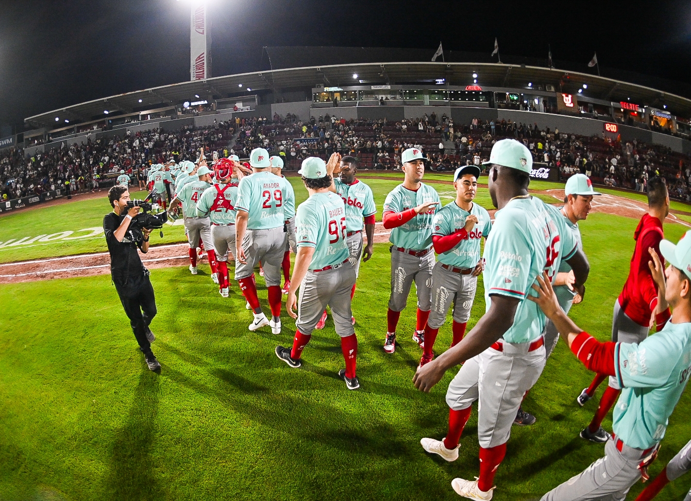 Trevor Bauer llega a 7 triunfos y los Diablos ganan el primero en Torreón