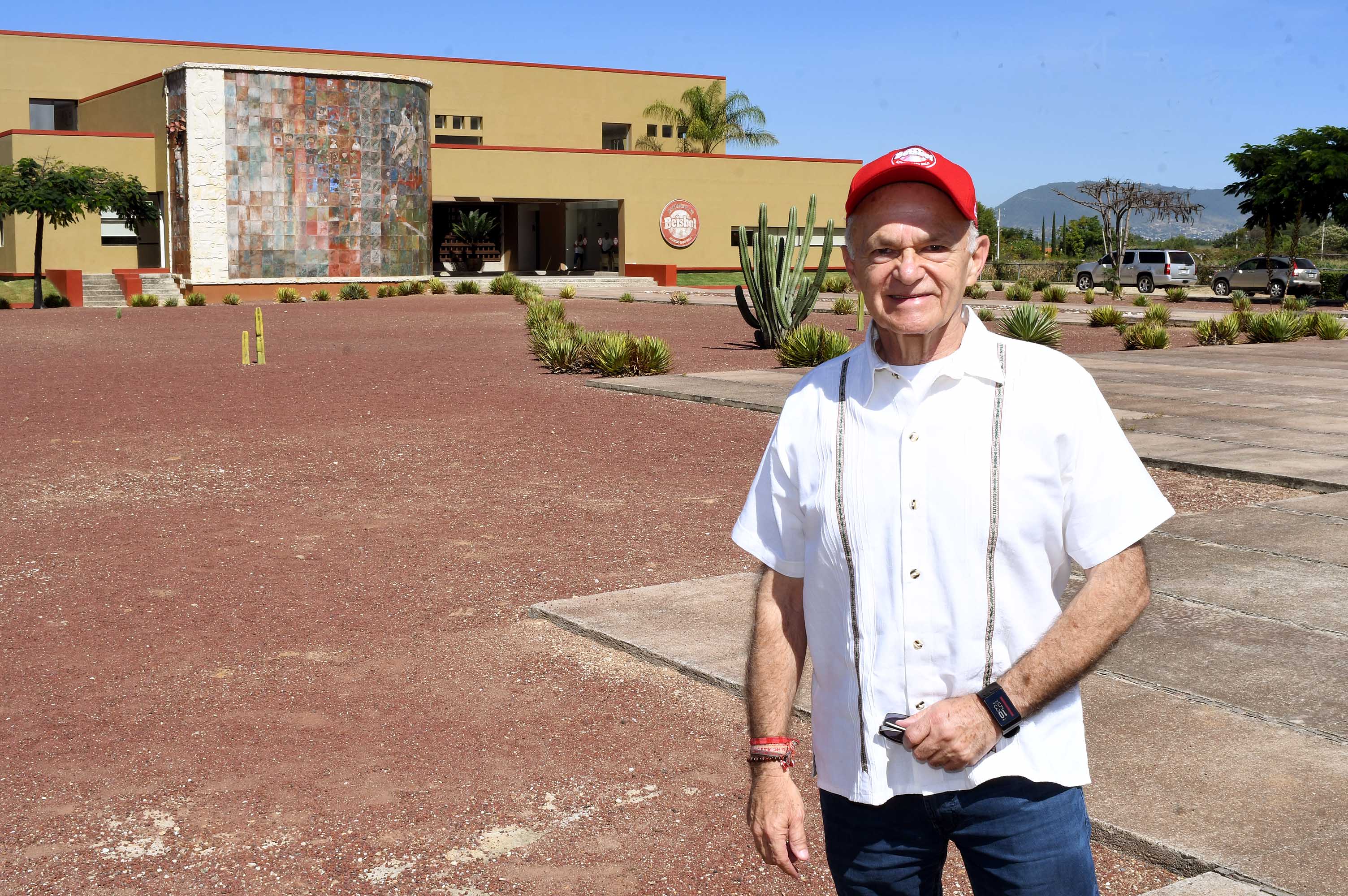 LA ACADEMIA DE BEISBOL ALFREDO HARP HELÚ, RECIBIÓ LA VISITA DE SU FUNDADOR