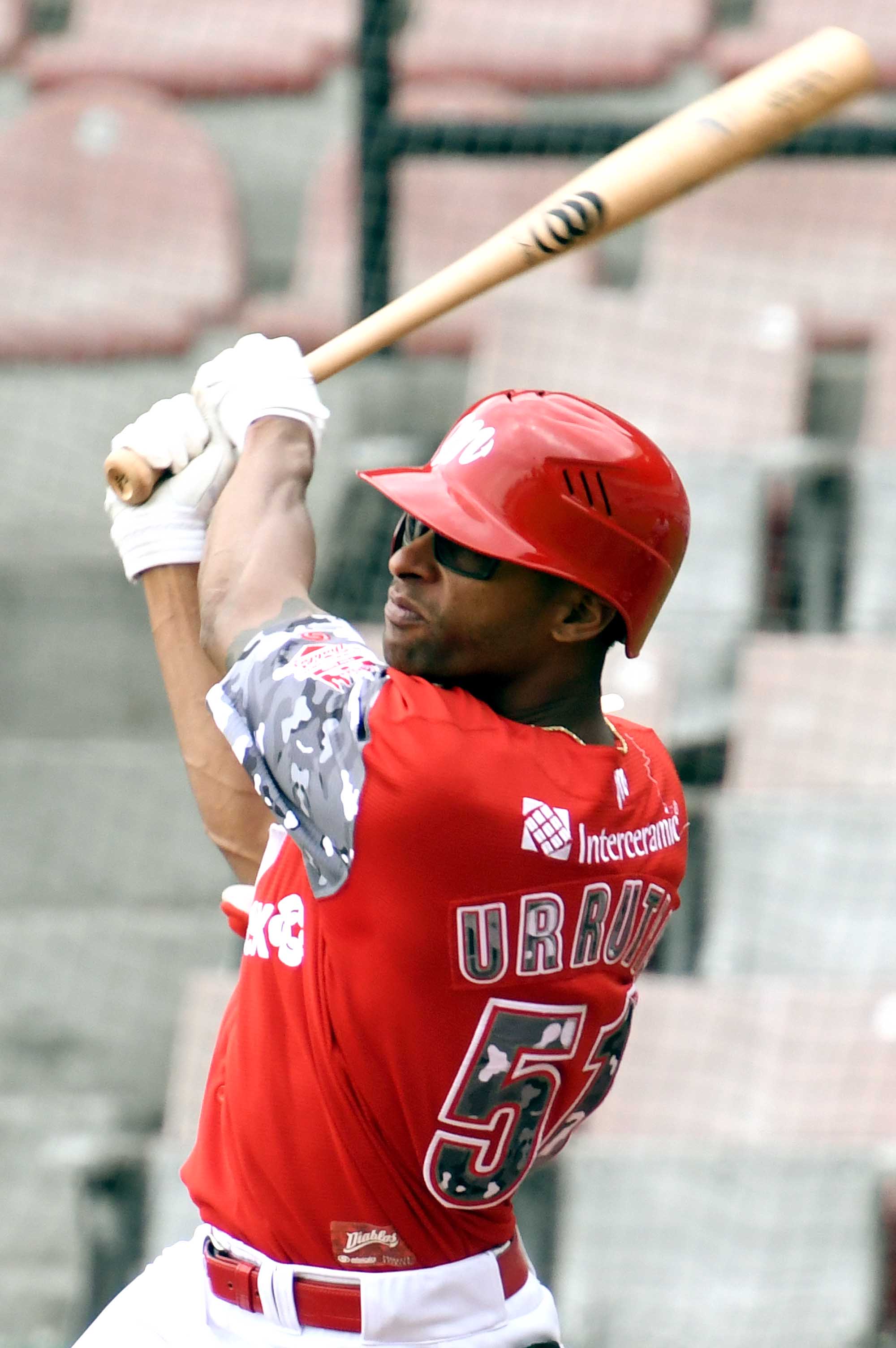 LUCIÓ LA OFENSIVA Y EL PITCHEO ESCARLATA EN JUEGO DE PRETEMPORADA