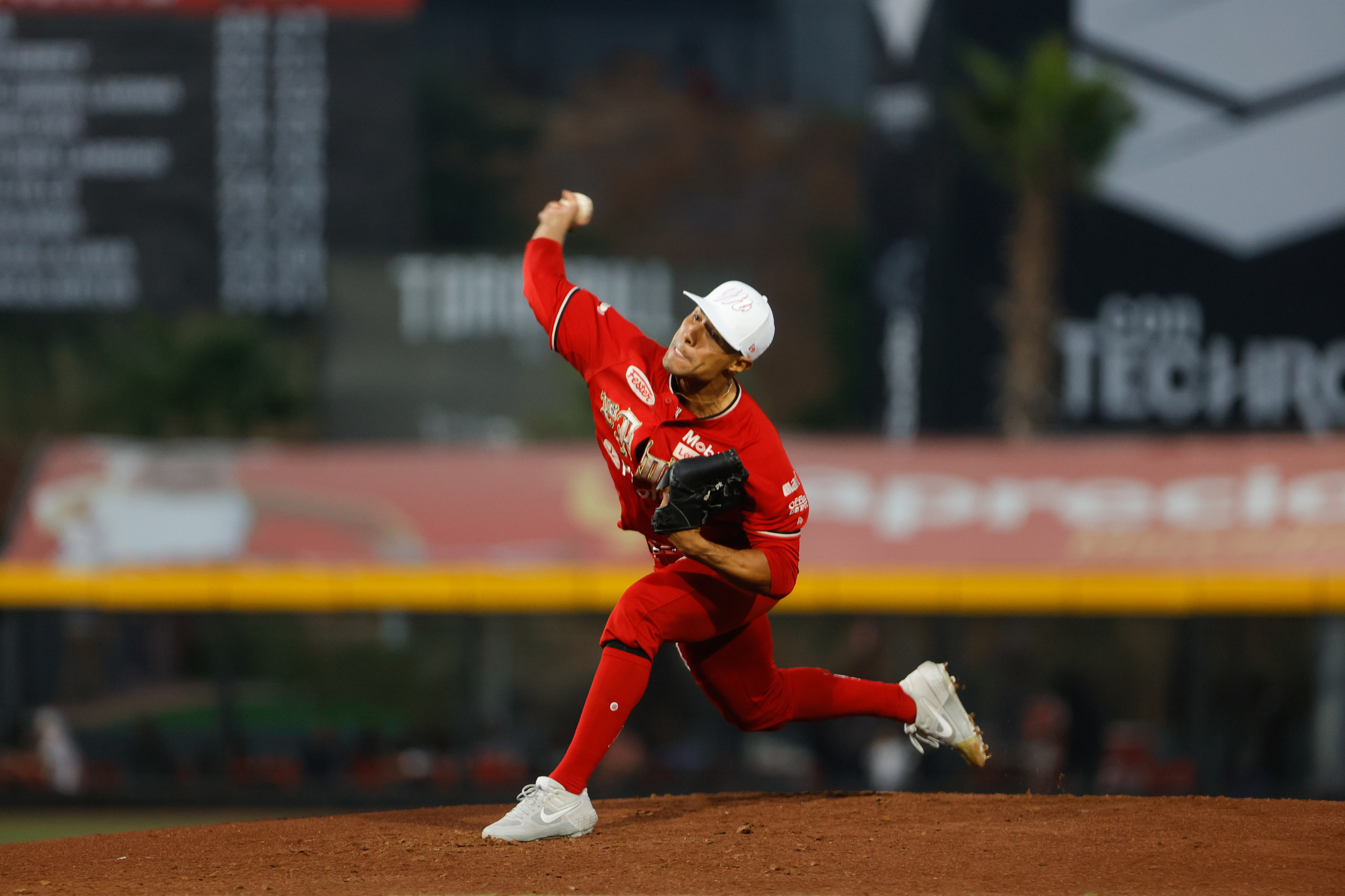 DIABLOS APALEA A TOROS, EMPAREJA LA SERIE Y REGRESA AL PRIMER SITIO DEL SUR