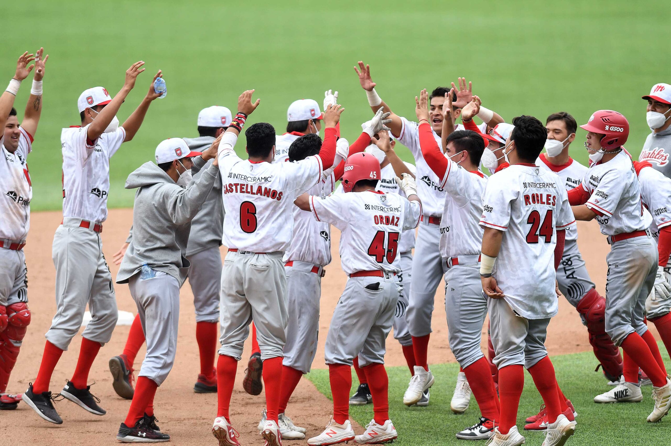 GRAN DUELO DE PITCHEO EN EL 1RO DE LA SERIE  BARRERA VS FERNÁNDEZ